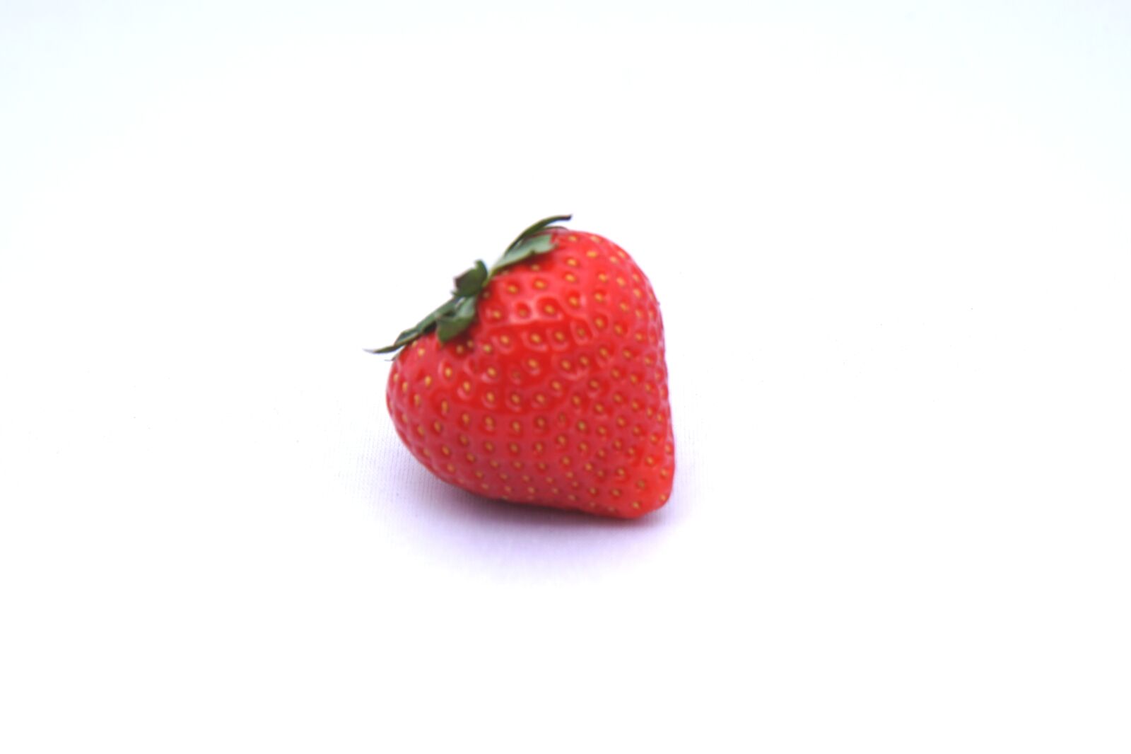 Sony E 18-200mm F3.5-6.3 OSS LE sample photo. Strawberry, red, strawberries photography