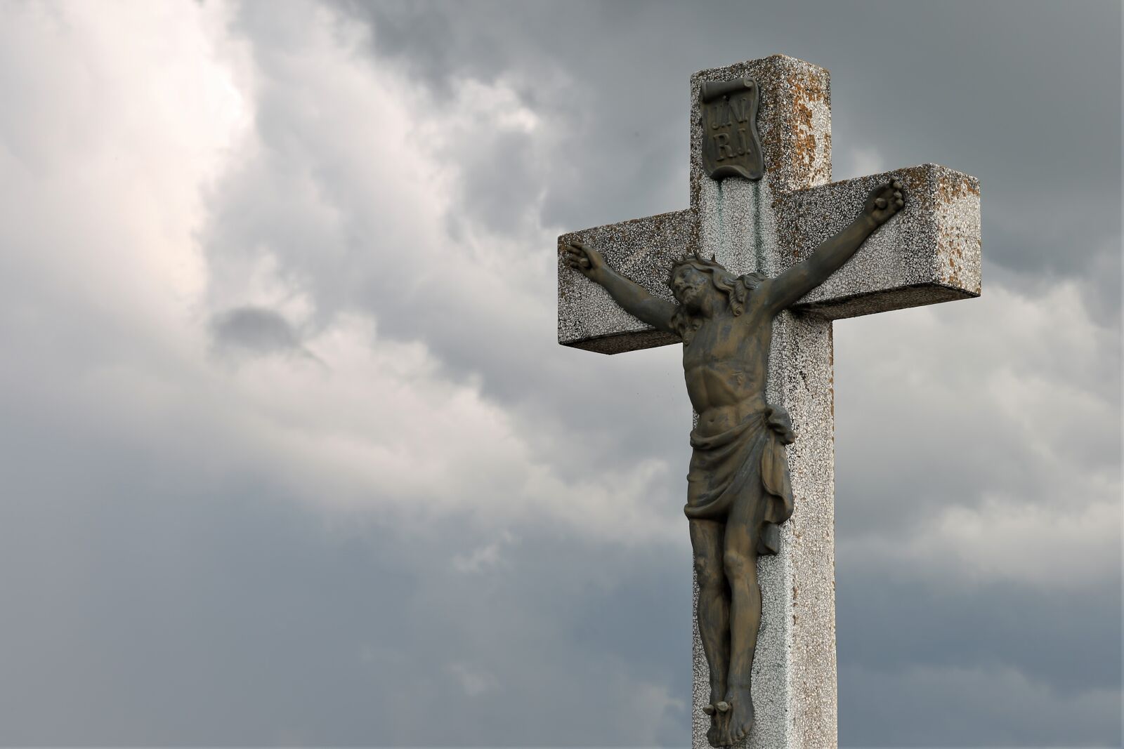Canon EF 70-300 F4-5.6 IS II USM sample photo. Cross, jesus christ, dramatic photography