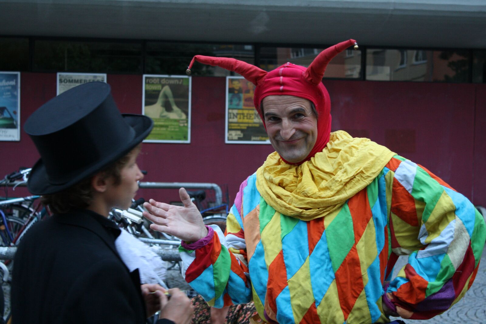 Canon EOS 1000D (EOS Digital Rebel XS / EOS Kiss F) sample photo. Comedians, costume, clown photography