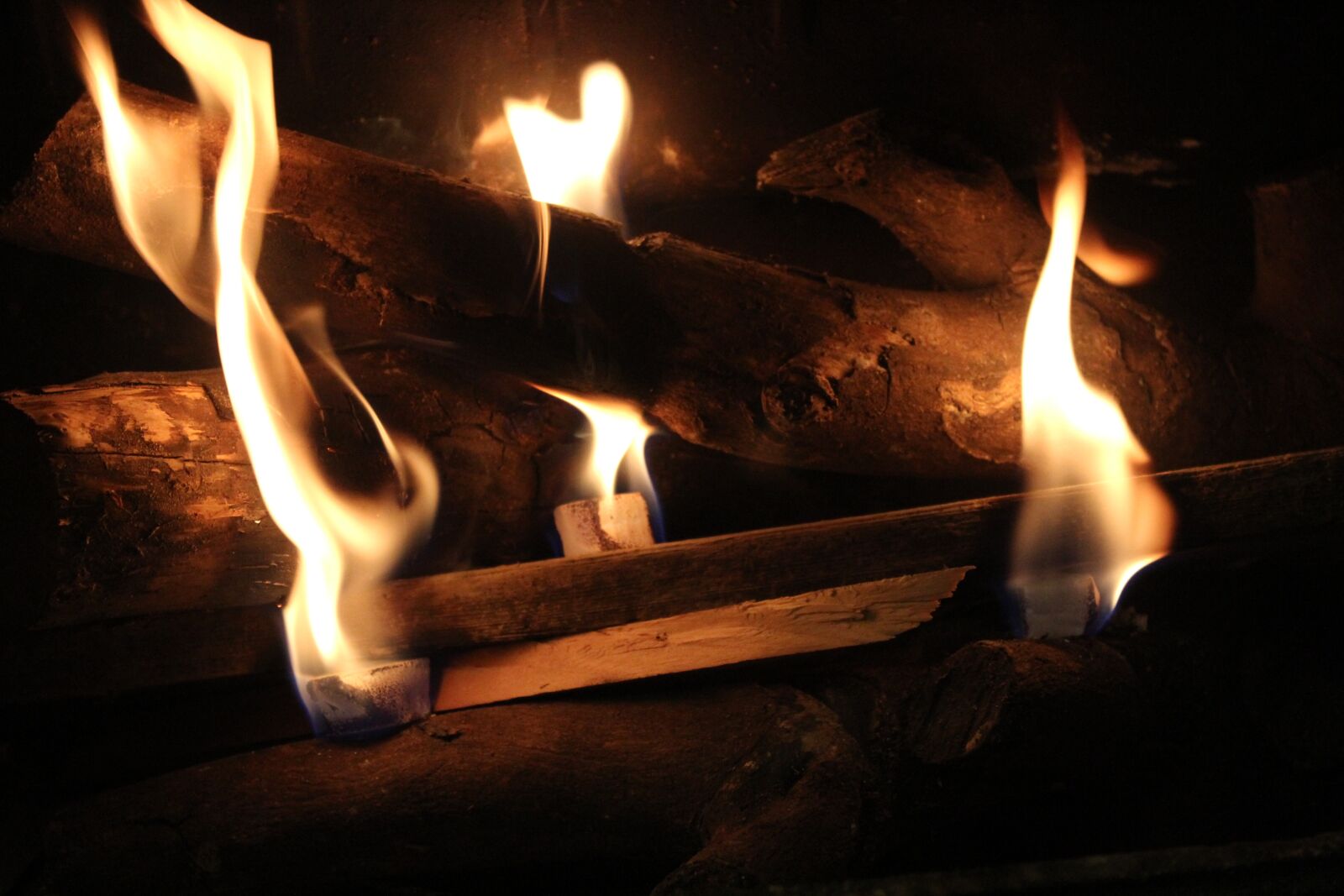 Canon EOS 600D (Rebel EOS T3i / EOS Kiss X5) sample photo. Fireplace, wood fire, fire photography