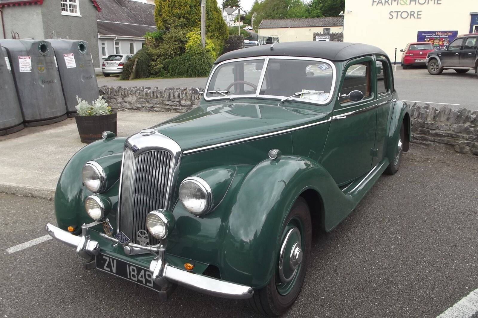FujiFilm FinePix S2950 (FinePix S2990) sample photo. Vintage car, green car photography
