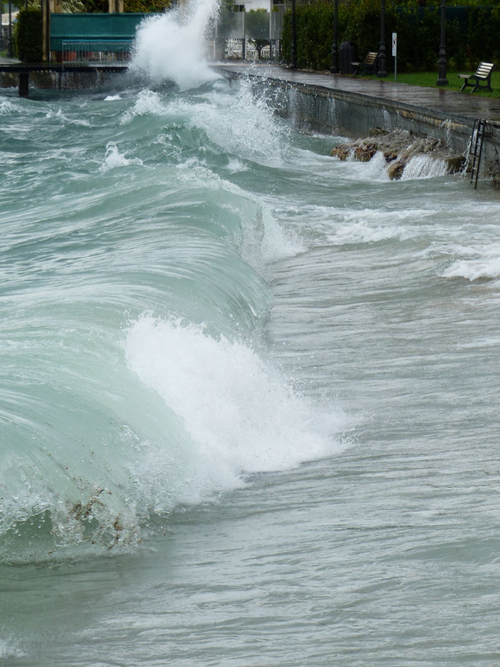Panasonic Lumix DMC-FZ200 sample photo. Wave, lake, spray photography