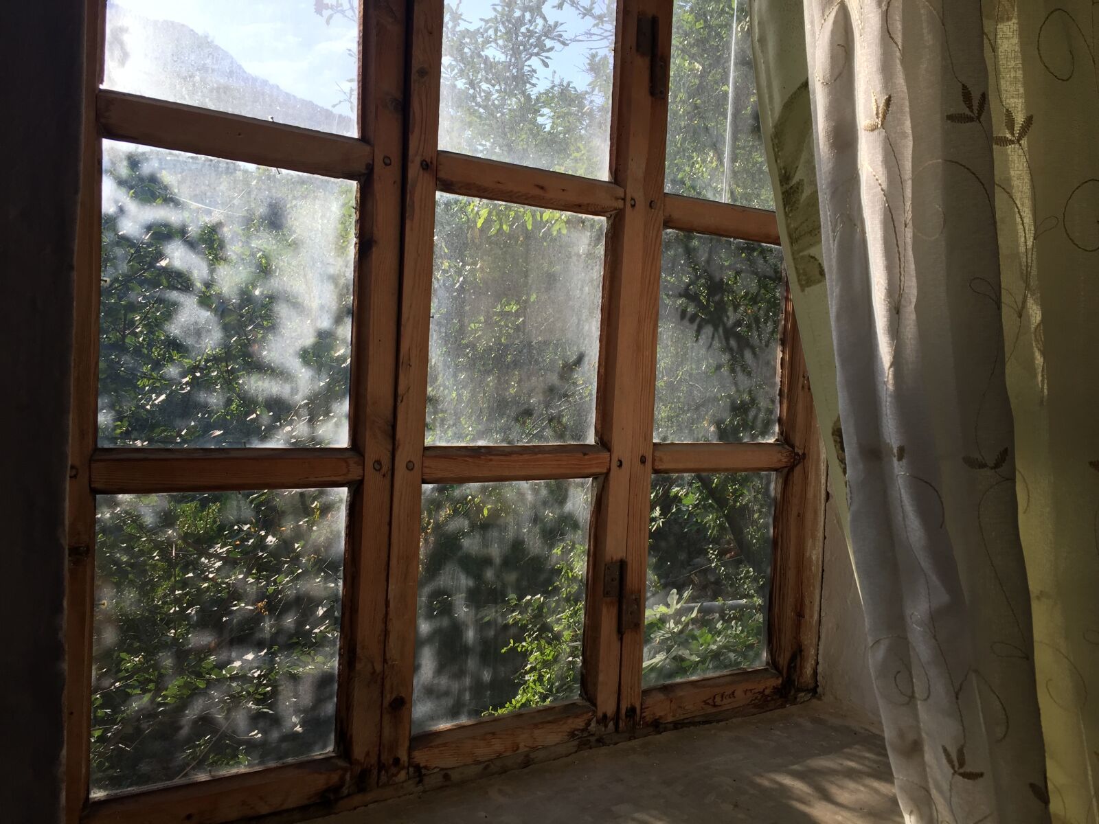 Apple iPhone 6 sample photo. Old window, offer, new photography
