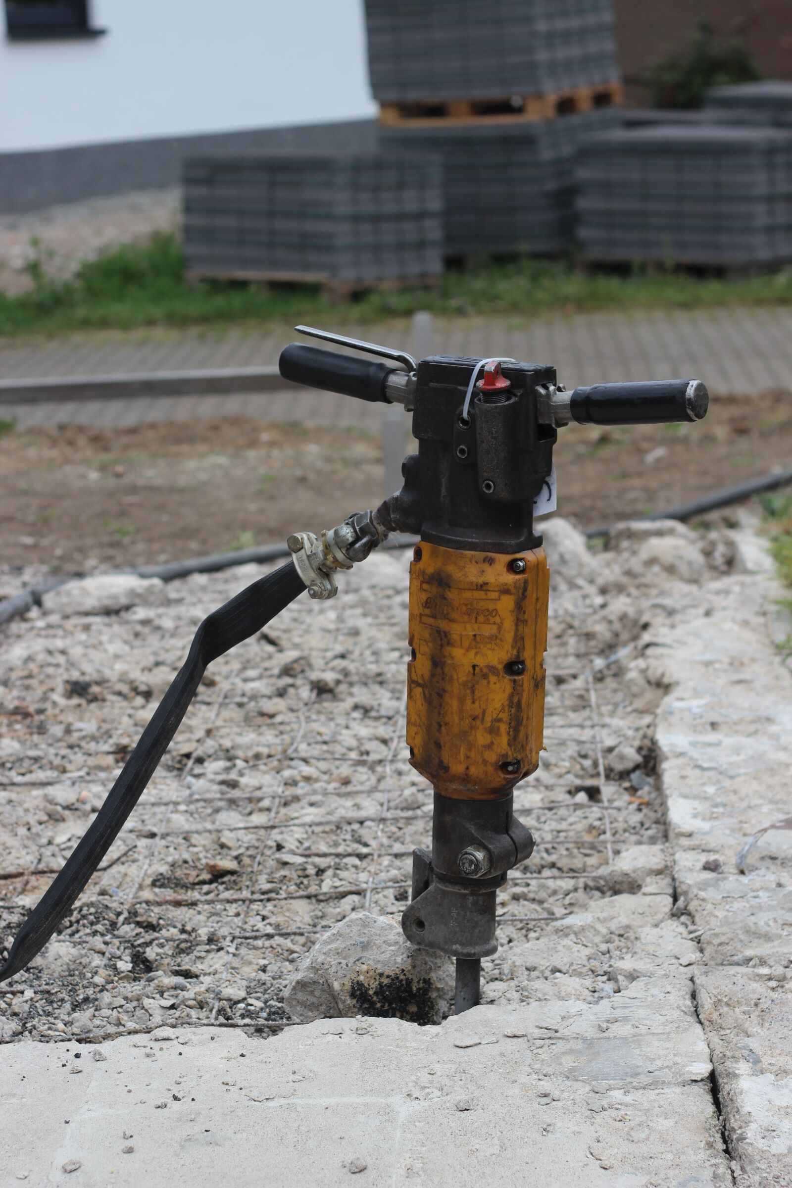 Canon EOS 600D (Rebel EOS T3i / EOS Kiss X5) + Canon EF 50mm F1.8 II sample photo. Hammer drill, site, hilti photography