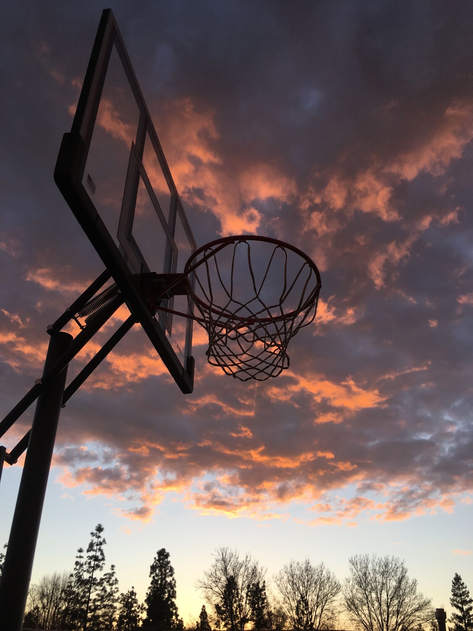 iPhone SE back camera 4.15mm f/2.2 sample photo. Sky, basketball, sunset photography