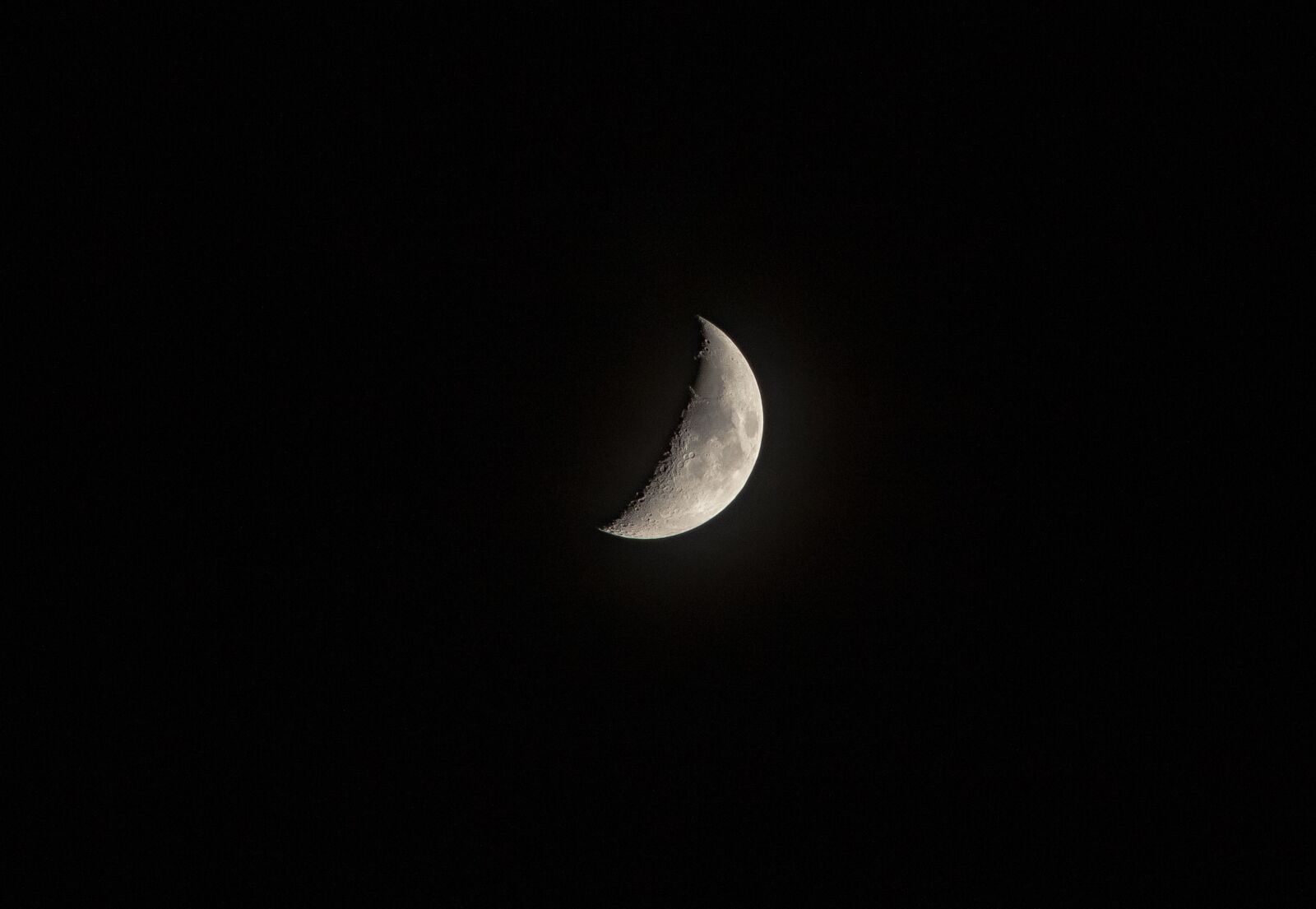 Canon EOS 1300D (EOS Rebel T6 / EOS Kiss X80) + Canon EF75-300mm f/4-5.6 sample photo. Moon, waxing crescent, night photography