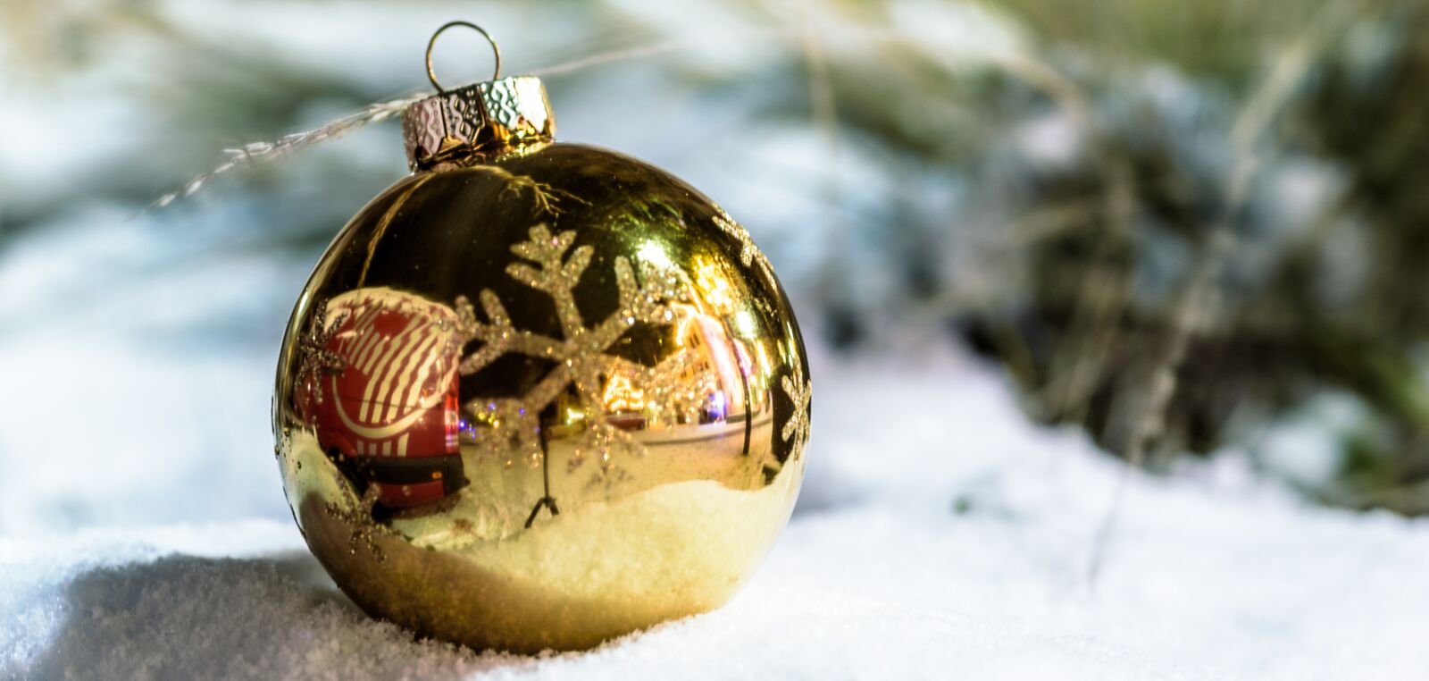 Tamron SP 90mm F2.8 Di VC USD 1:1 Macro sample photo. Winter, christmas, ball photography