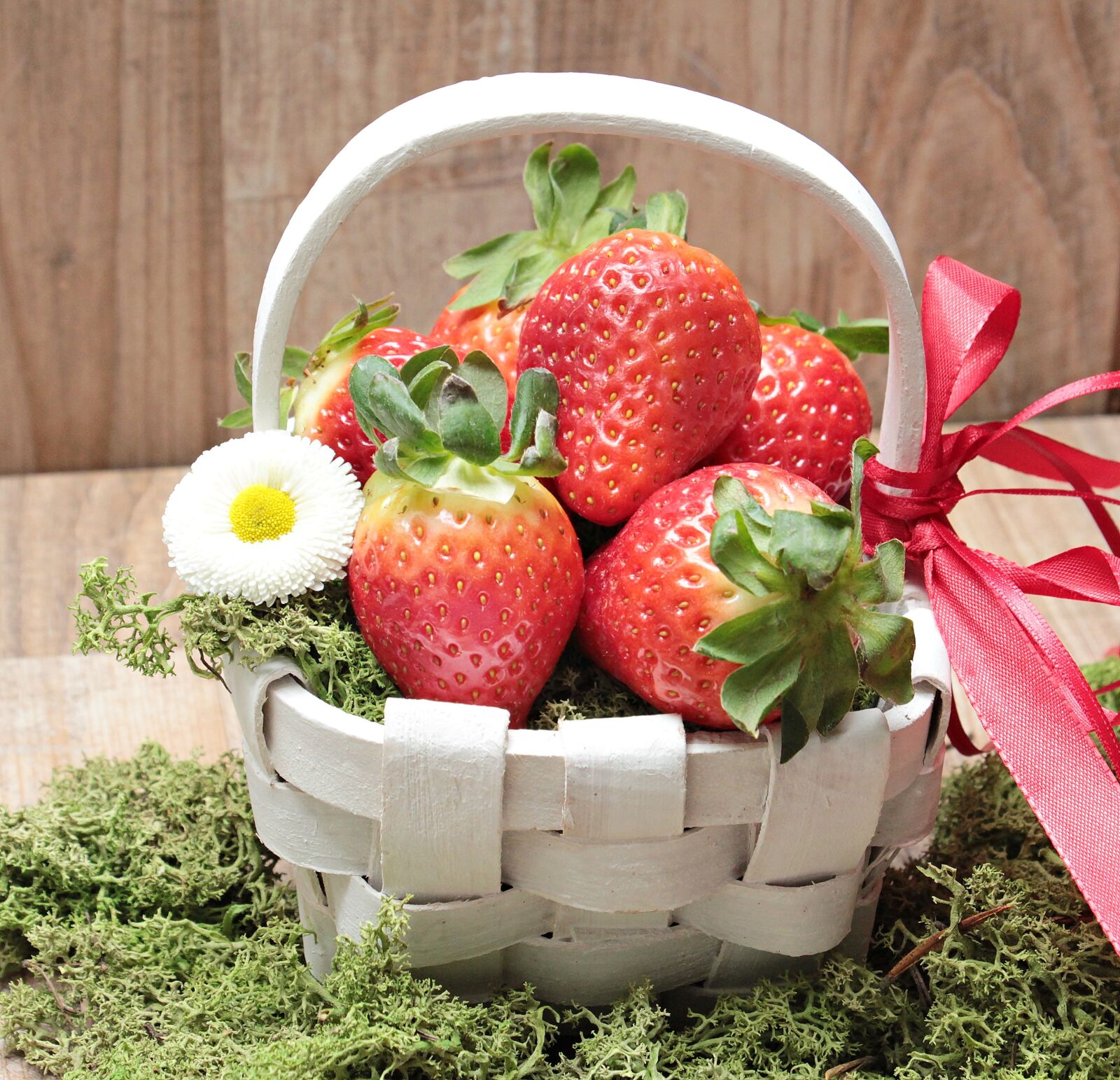 Canon EOS 550D (EOS Rebel T2i / EOS Kiss X4) sample photo. Strawberries, basket, moss photography