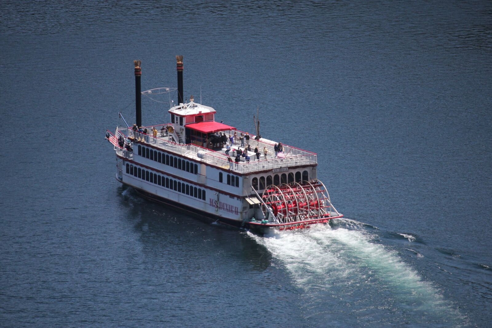 Canon EOS 550D (EOS Rebel T2i / EOS Kiss X4) sample photo. Lake, steamer, spring photography