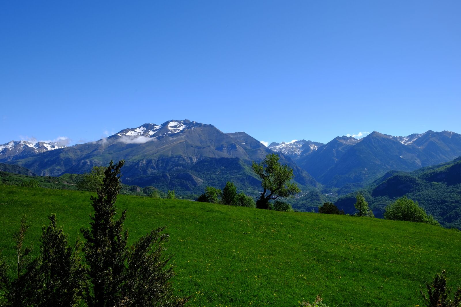 Fujifilm X-T1 sample photo. Mountain, pyrenees, green photography