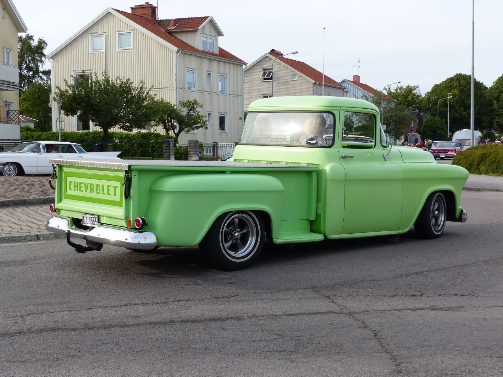 Panasonic Lumix DMC-FZ200 sample photo. Cruising, truck, city photography