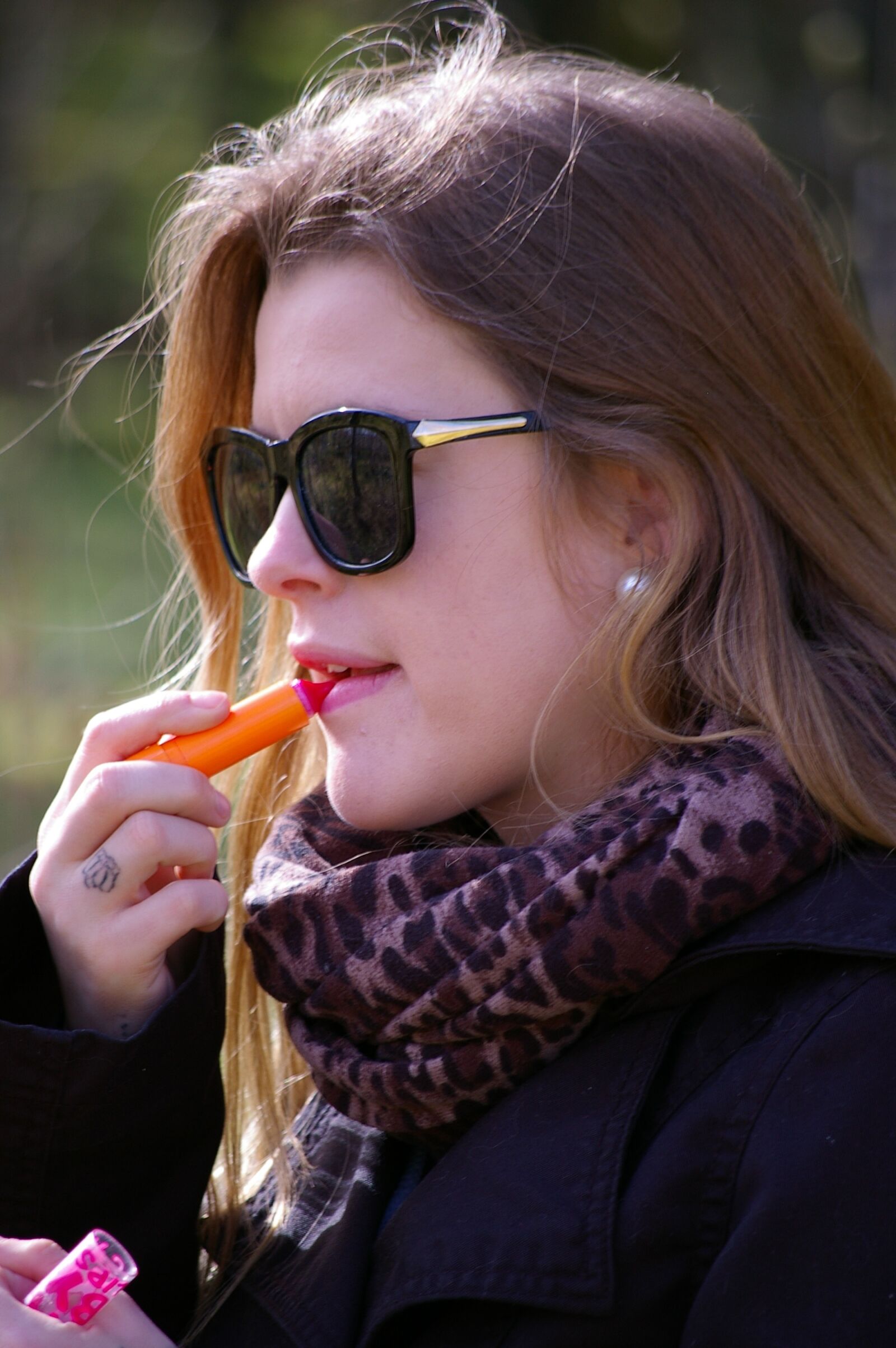 Pentax *ist DL sample photo. Woman, lipstick, sunglasses photography