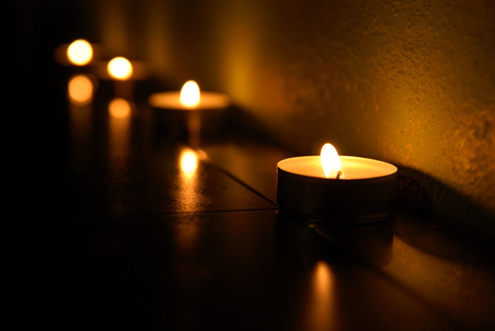 Nikon D80 sample photo. Dark, buildings, candles photography