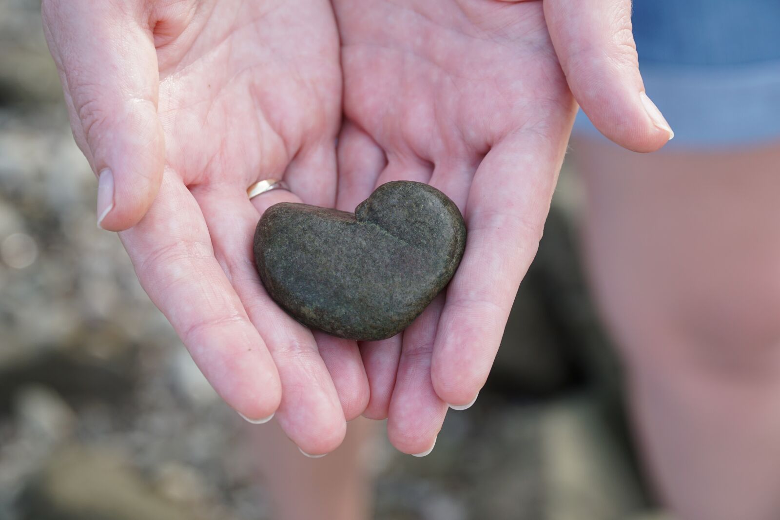 Sony a6000 + Sony E PZ 18-105mm F4 G OSS sample photo. Heart, stone, hands photography