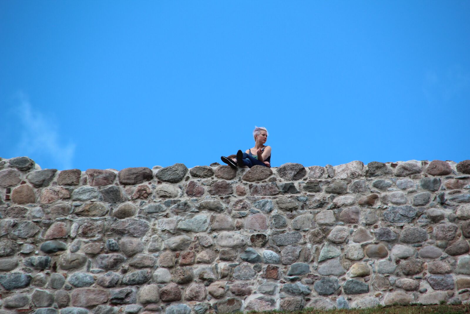 Canon EOS 600D (Rebel EOS T3i / EOS Kiss X5) sample photo. Wall, sky, sit photography