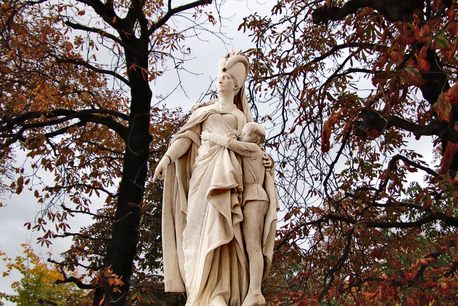 Canon EOS 800D (EOS Rebel T7i / EOS Kiss X9i) sample photo. Stone sculpture, statue, woman photography