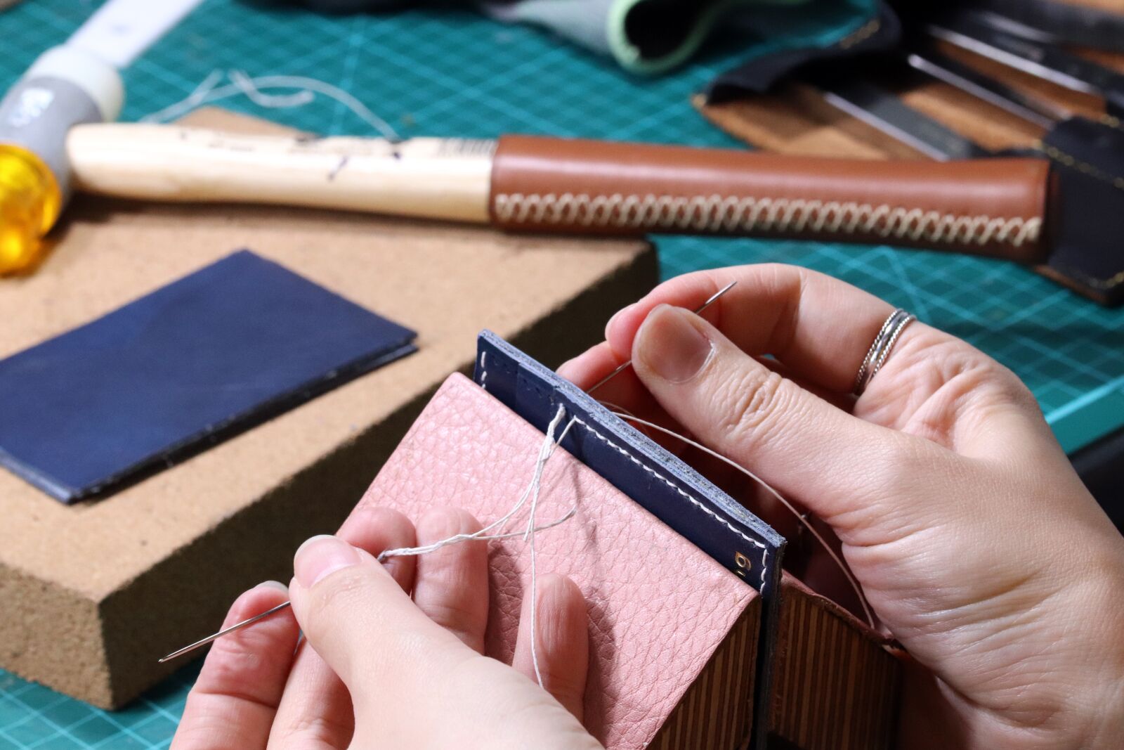 Canon EOS 800D (EOS Rebel T7i / EOS Kiss X9i) sample photo. Leather craft, hand, tool photography