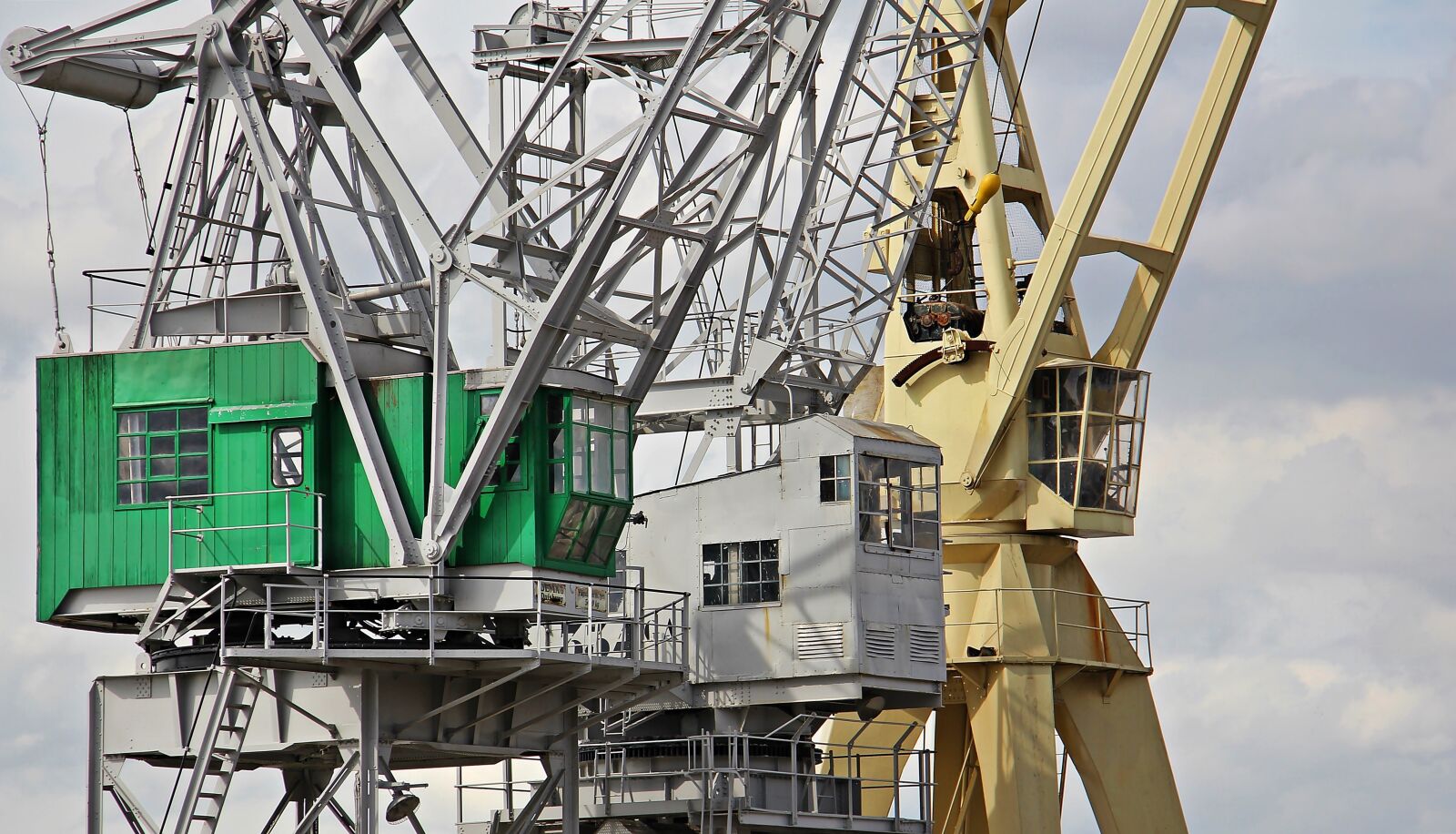 Canon EOS 550D (EOS Rebel T2i / EOS Kiss X4) sample photo. Harbour cranes, sky, clouds photography
