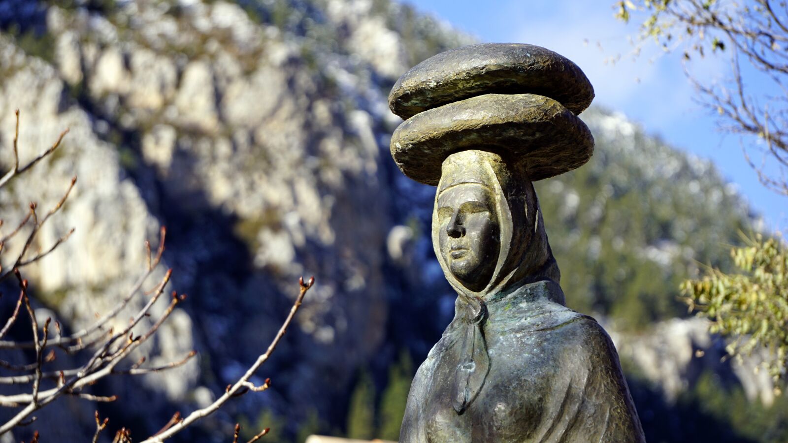 Sony E 55-210mm F4.5-6.3 OSS sample photo. Statue, bronze, monument photography