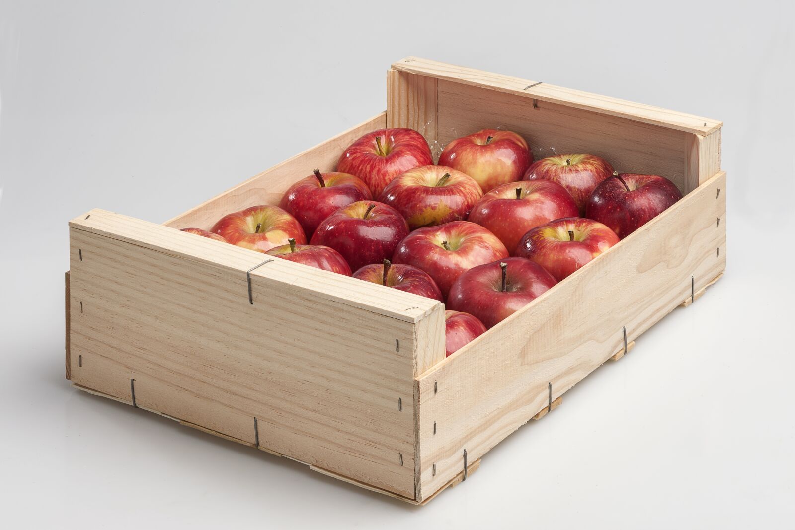 Коробка с яблоками