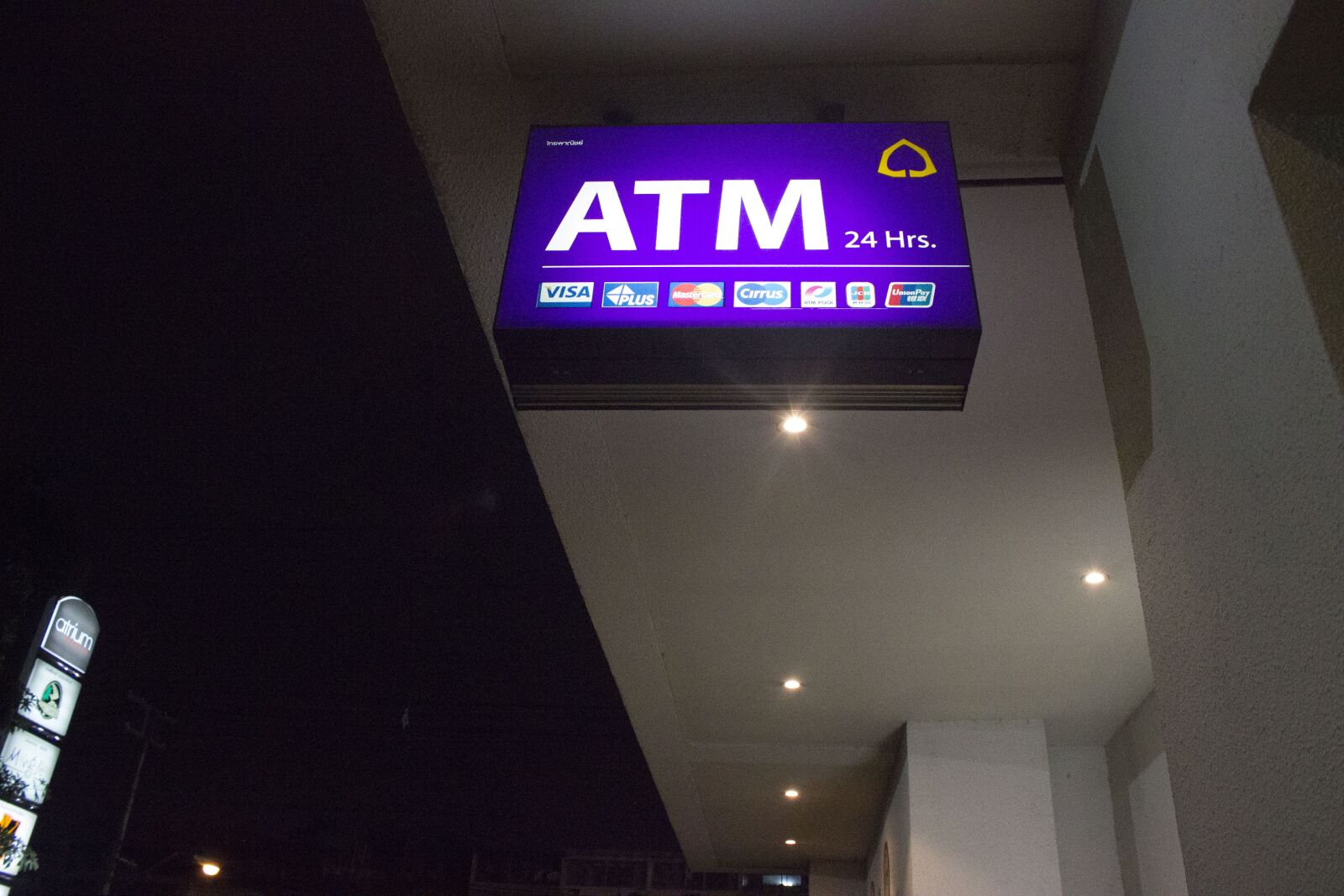 Canon EOS 600D (Rebel EOS T3i / EOS Kiss X5) sample photo. Purple, atm, night photography