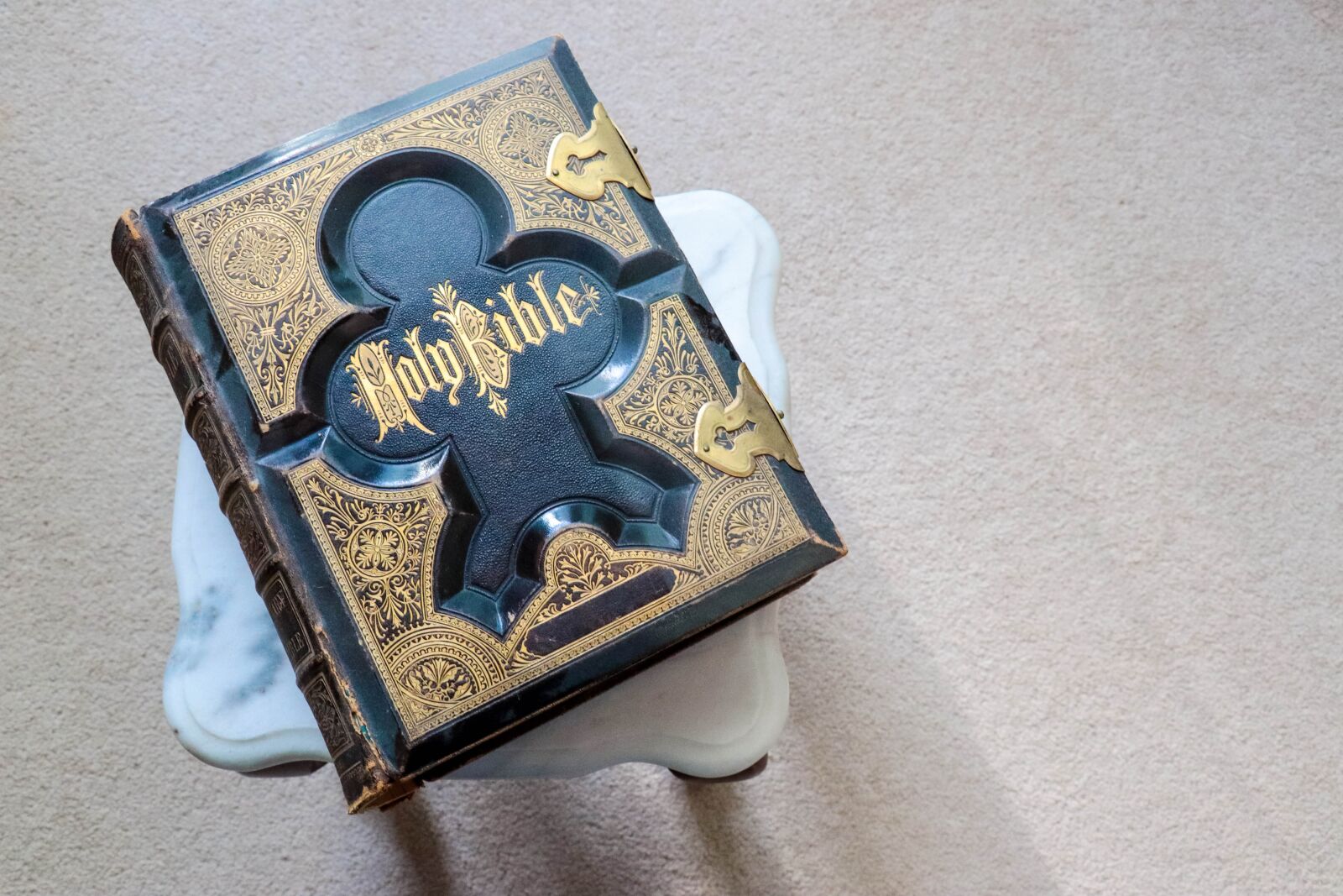 Canon EOS 77D (EOS 9000D / EOS 770D) sample photo. Bible, family bible, christian photography