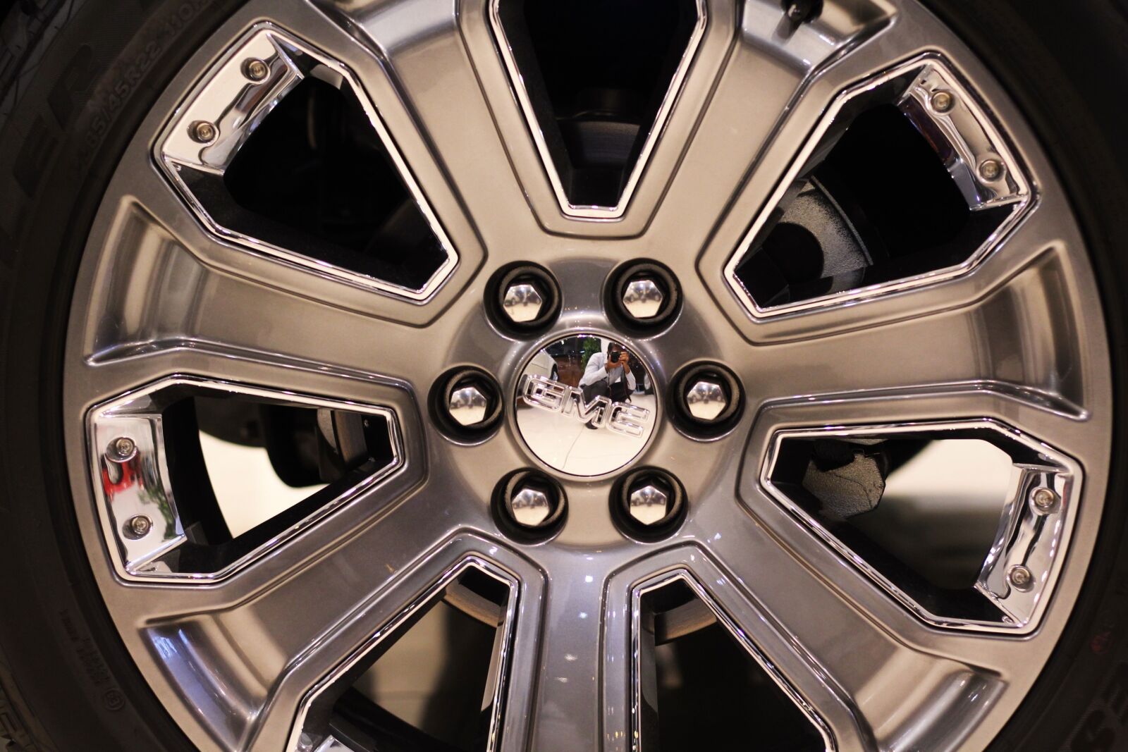 Canon EOS 1200D (EOS Rebel T5 / EOS Kiss X70 / EOS Hi) + Canon EF 50mm F1.8 STM sample photo. Wheel rim, automobile, vehicle photography