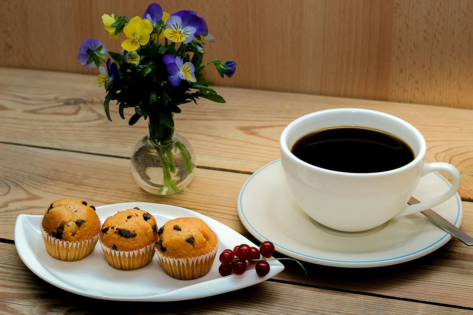 Canon EOS 600D (Rebel EOS T3i / EOS Kiss X5) + Canon EF 50mm F1.8 II sample photo. Coffee, coffee cup, white photography