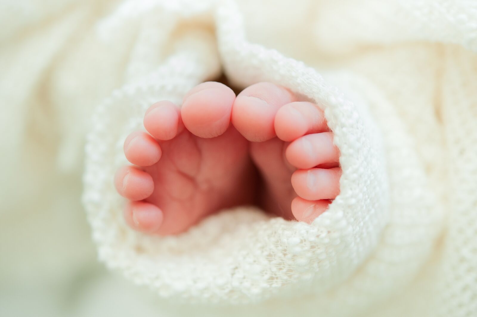 Nikon D700 sample photo. Newborn toes, white blanket photography