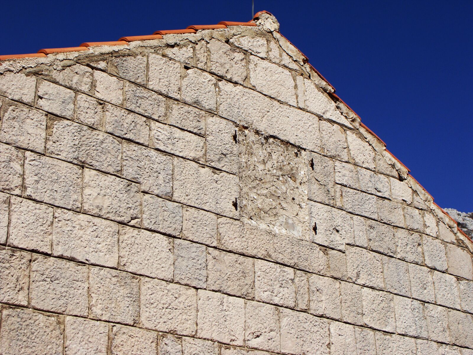 Sony Cyber-shot DSC-H10 sample photo. Stone house, stone wall photography