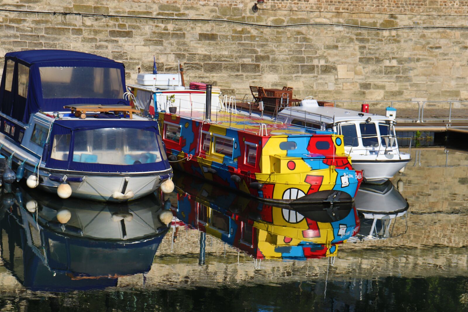 Canon EOS 800D (EOS Rebel T7i / EOS Kiss X9i) sample photo. Barges, boats, channel photography