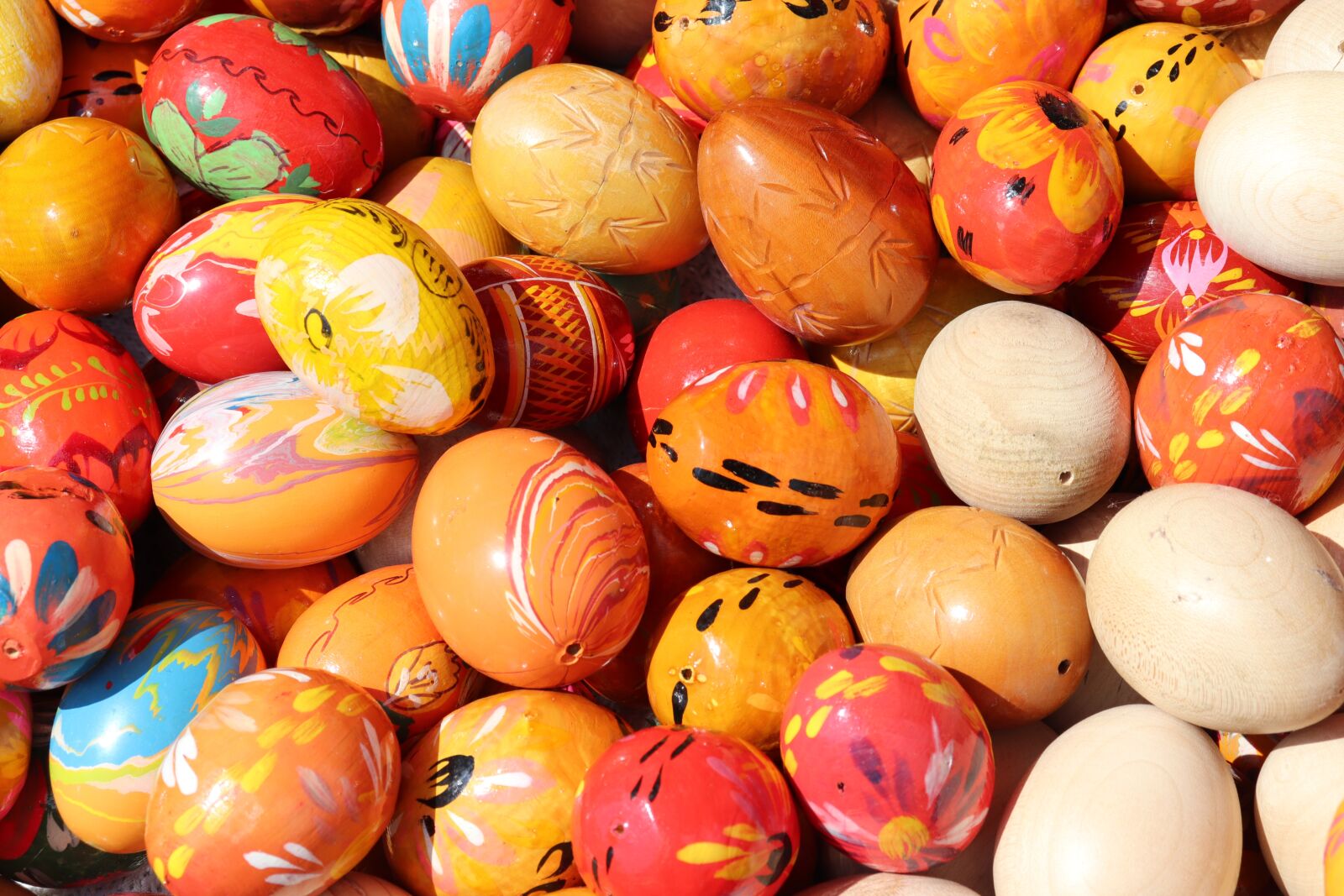 Canon EOS 200D (EOS Rebel SL2 / EOS Kiss X9) sample photo. Easter eggs, colorful, painted photography