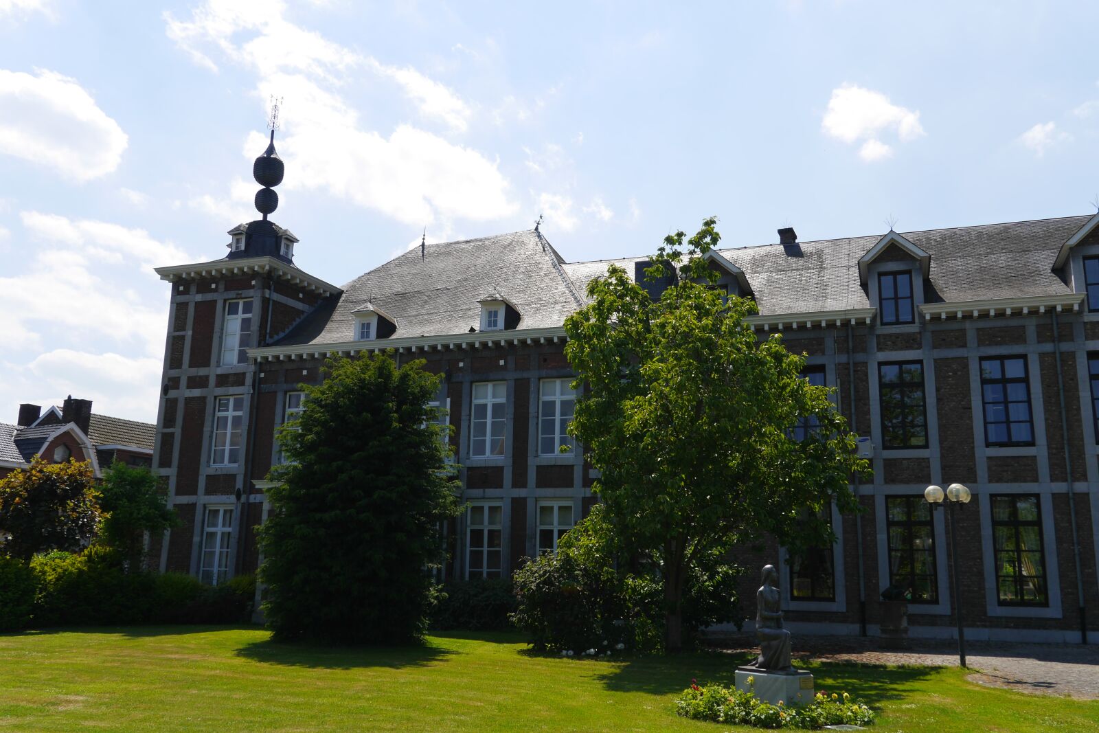 Panasonic Lumix DMC-GH3 sample photo. Flémalle, castle, city photography