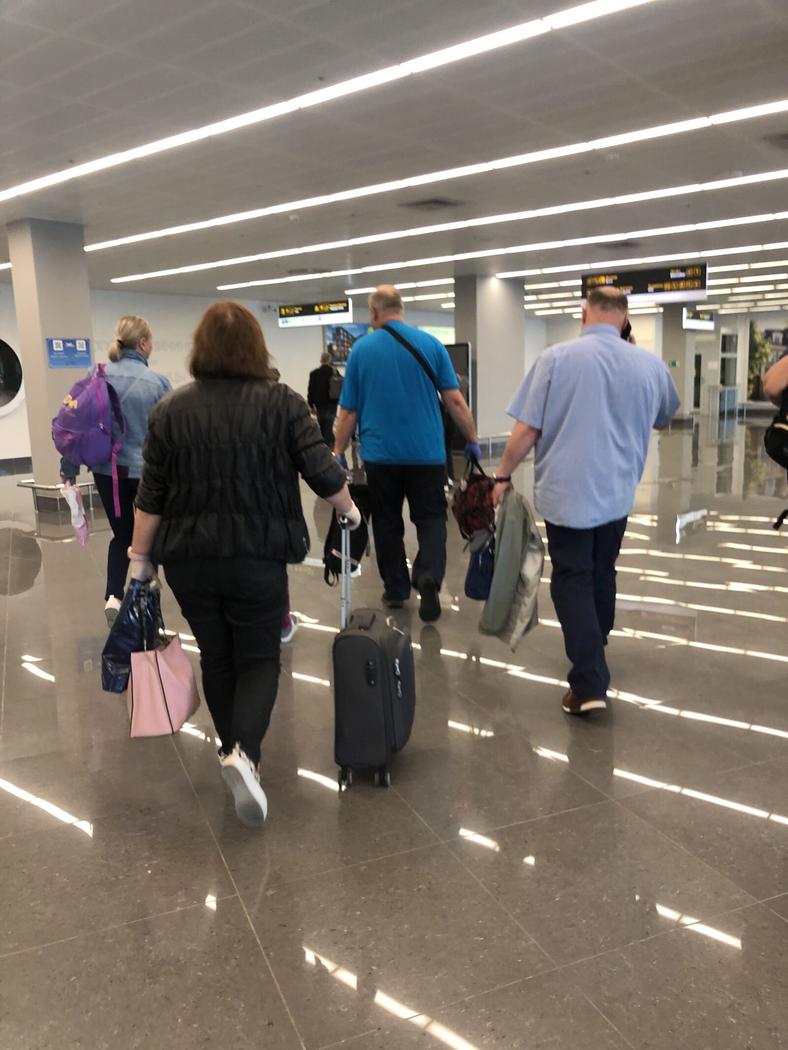 iPhone X back dual camera 4mm f/1.8 sample photo. Airport, travel, the opening photography