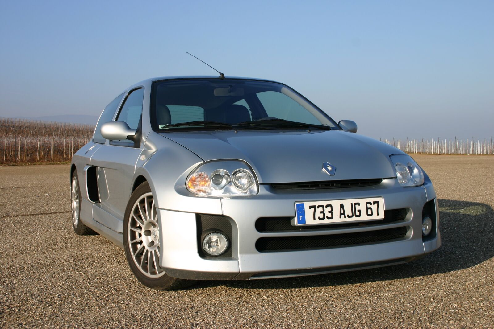 Canon EOS 300D (EOS Digital Rebel / EOS Kiss Digital) sample photo. Clio v6, automobile, france photography