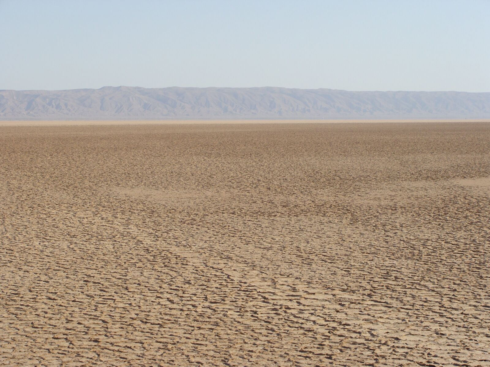 Sony Cyber-shot DSC-H10 sample photo. Sand, horizon, mountains photography