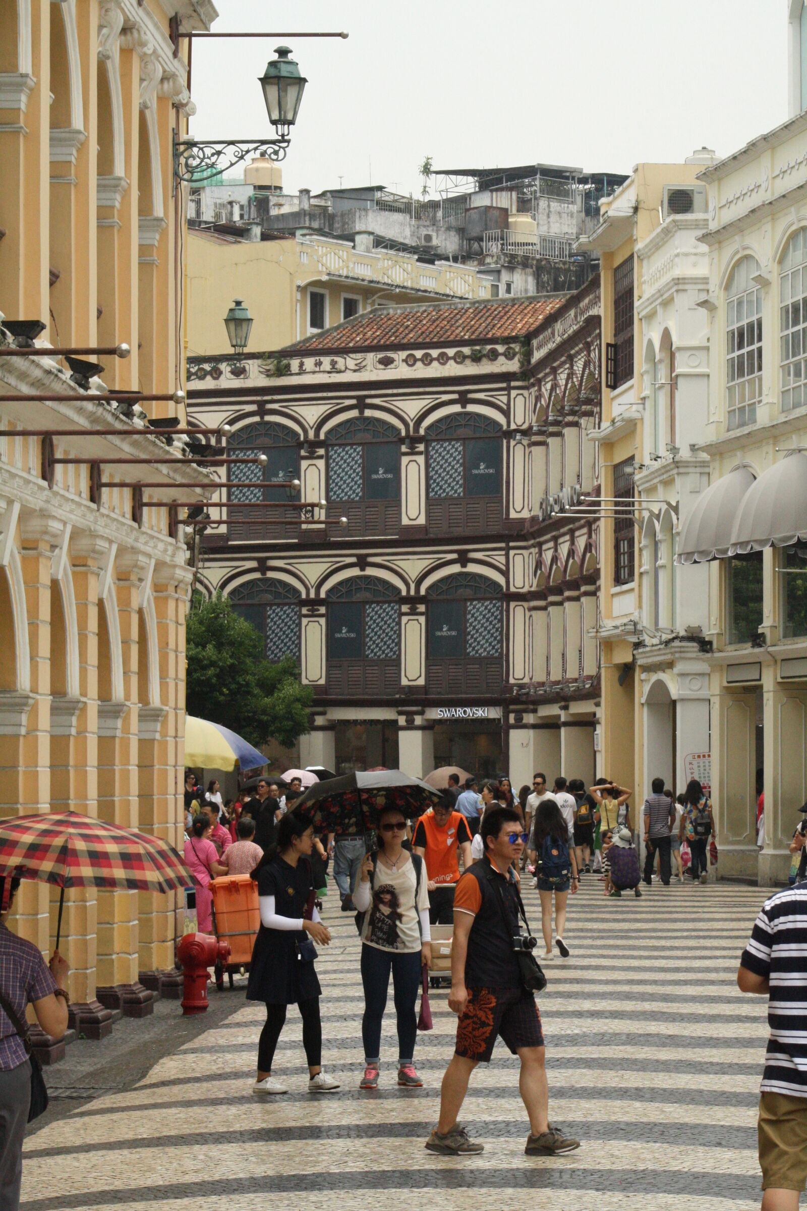 Canon EOS 1000D (EOS Digital Rebel XS / EOS Kiss F) sample photo. Macau, pedestrian, architecture photography
