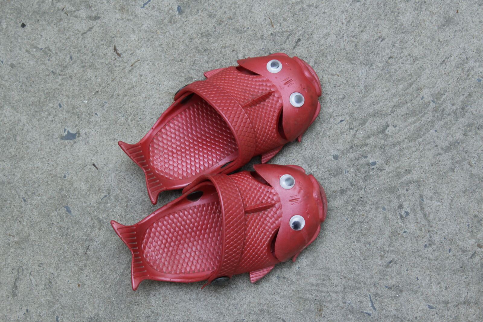 Canon EF-S 18-55mm F3.5-5.6 IS sample photo. Red, footgear, baby photography