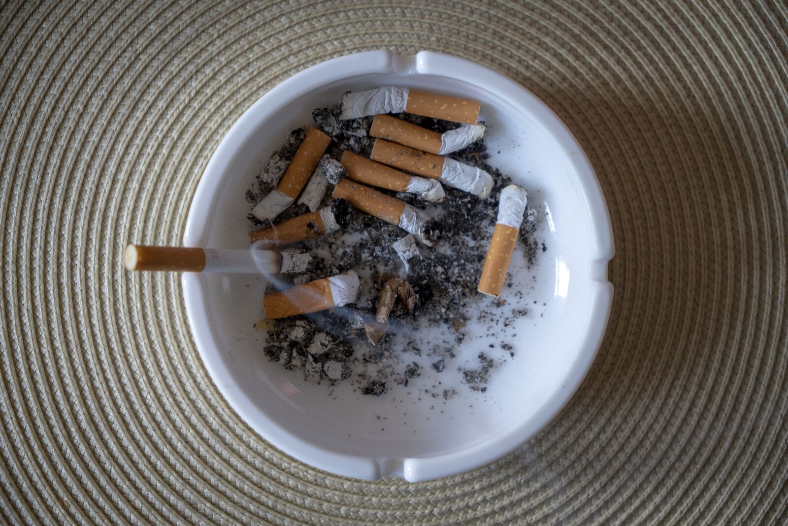 Sony a7S II + Sony Vario Tessar T* FE 24-70mm F4 ZA OSS sample photo. Ashtray, smoking, tilt photography