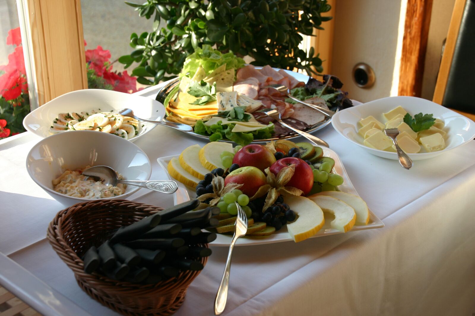 Canon EOS 300D (EOS Digital Rebel / EOS Kiss Digital) sample photo. Breakfast, buffet, breakfast buffet photography