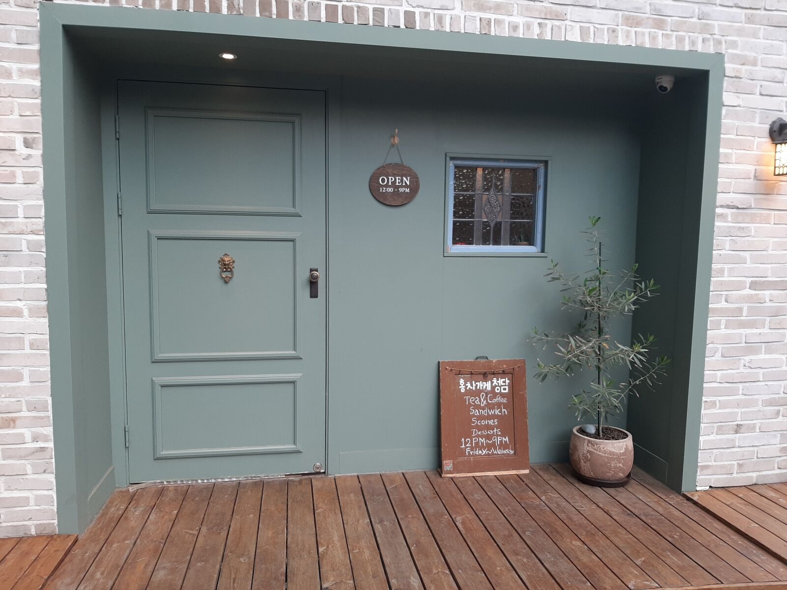Samsung Galaxy A50 sample photo. Cafe, green, door photography