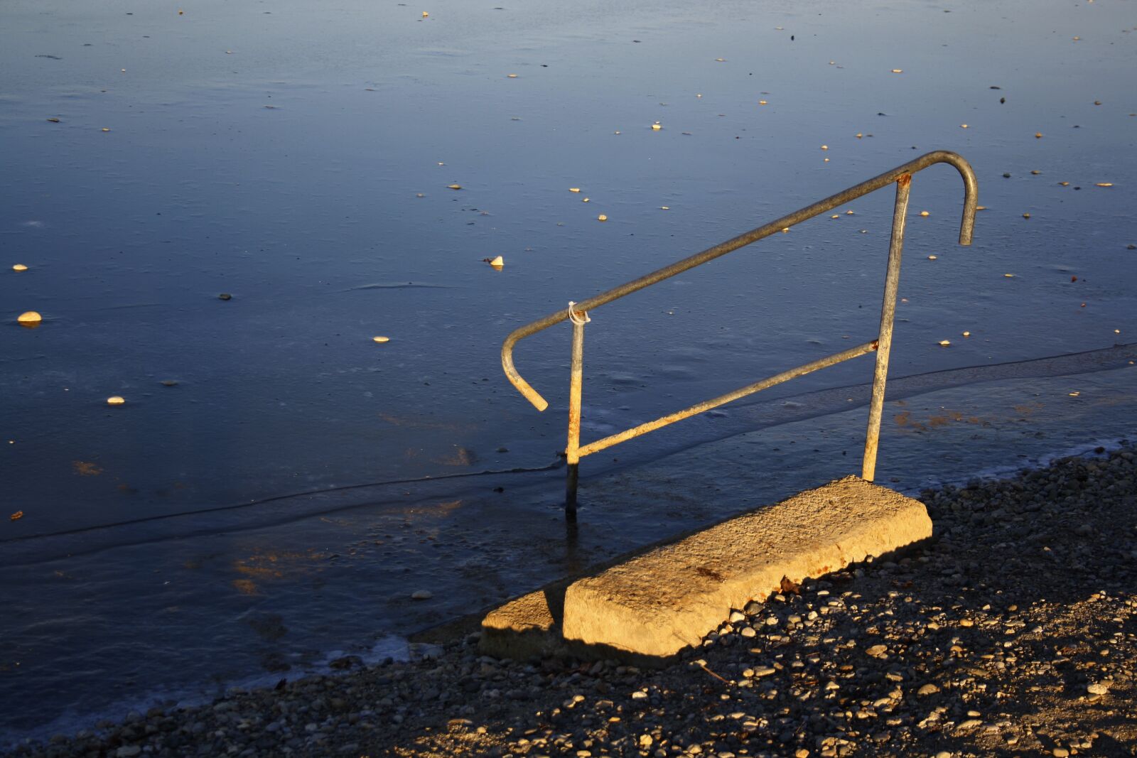 Canon EOS 1000D (EOS Digital Rebel XS / EOS Kiss F) sample photo. Staircase, boarding ladder, lake photography