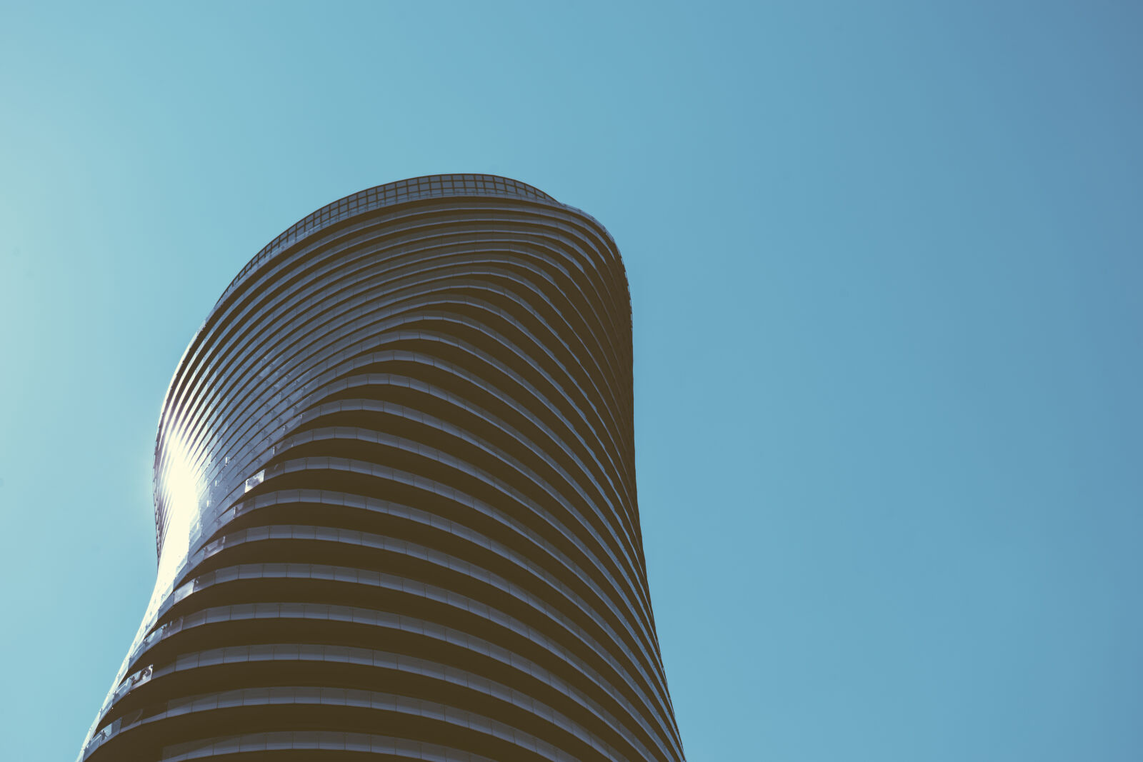 Sony a7 II + Sony FE 28-70mm F3.5-5.6 OSS sample photo. Architecture, blue, sky, building photography