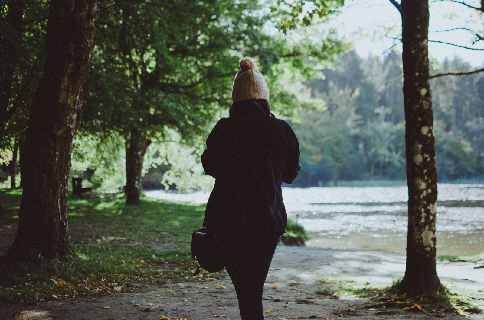 Nikon D5100 + Nikon AF-S DX Nikkor 35mm F1.8G sample photo. Girl, hat, lake, tree photography