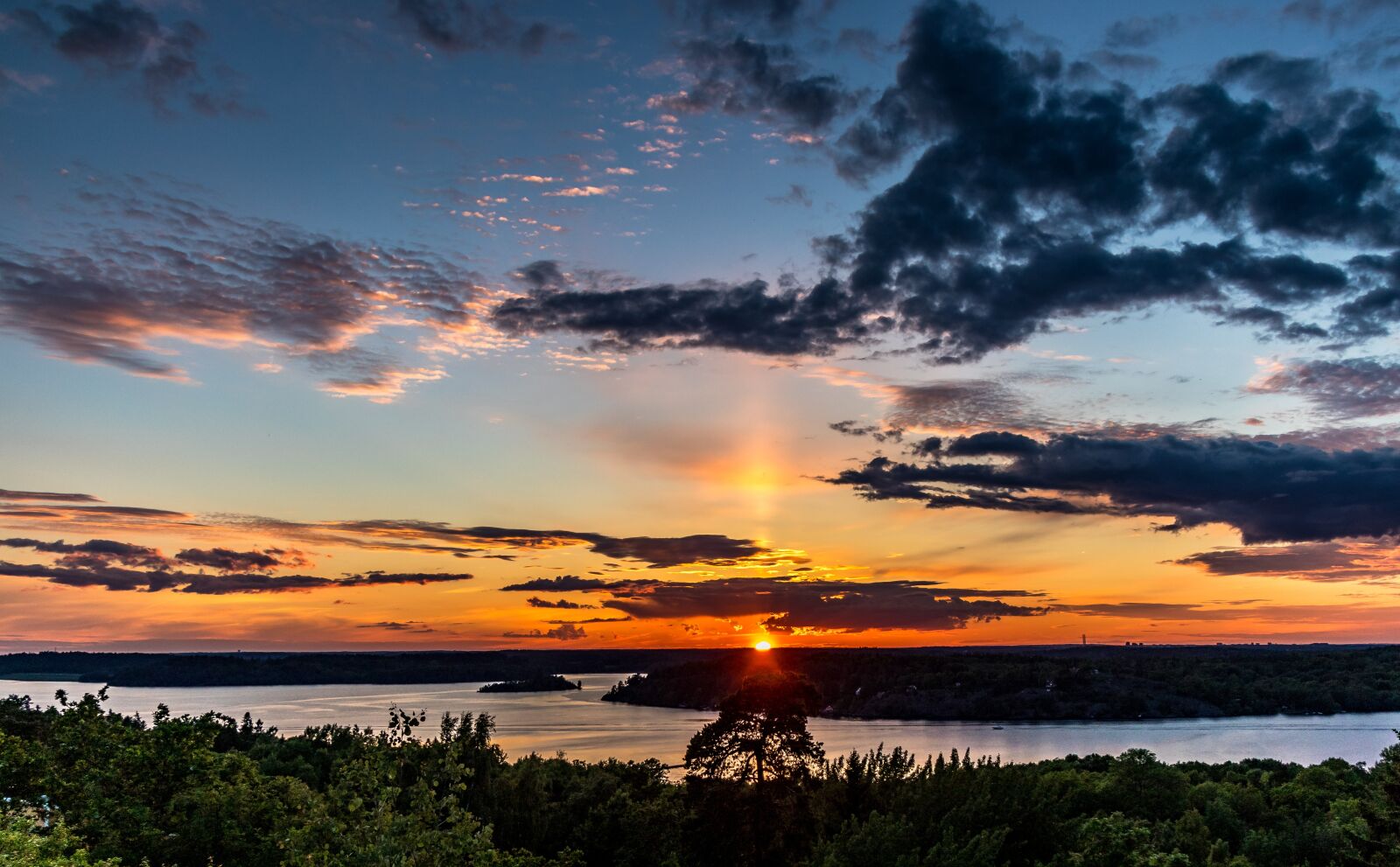 Canon EF-S 18-135mm F3.5-5.6 IS USM sample photo. Stockholm, west, clouds photography
