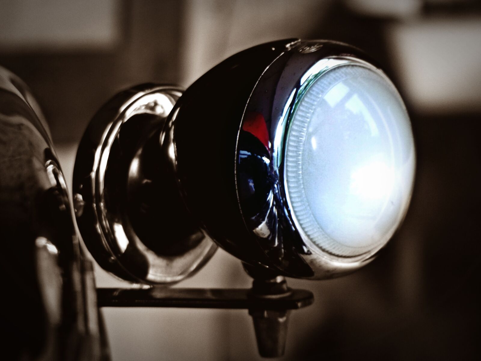 Panasonic Lumix DMC-FZ200 sample photo. Spotlight, lamp, light photography