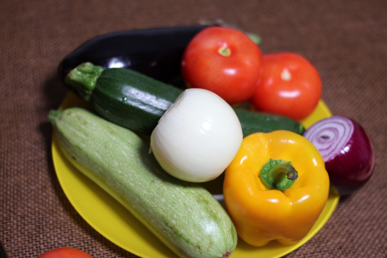 Canon EOS 1300D (EOS Rebel T6 / EOS Kiss X80) + Canon EF 50mm F1.8 STM sample photo. Health, vegetable, vegan photography