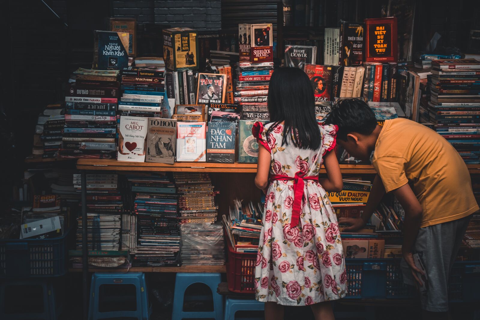 Canon EOS 70D sample photo. Books, kid, fun photography