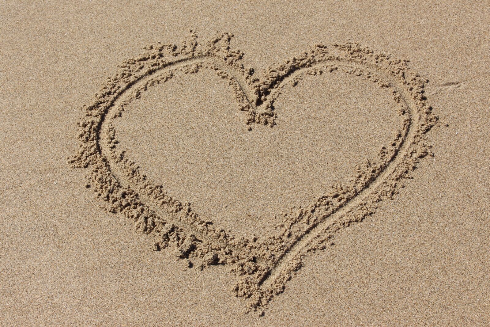 Canon EOS 700D (EOS Rebel T5i / EOS Kiss X7i) sample photo. Sand, heart, beach photography