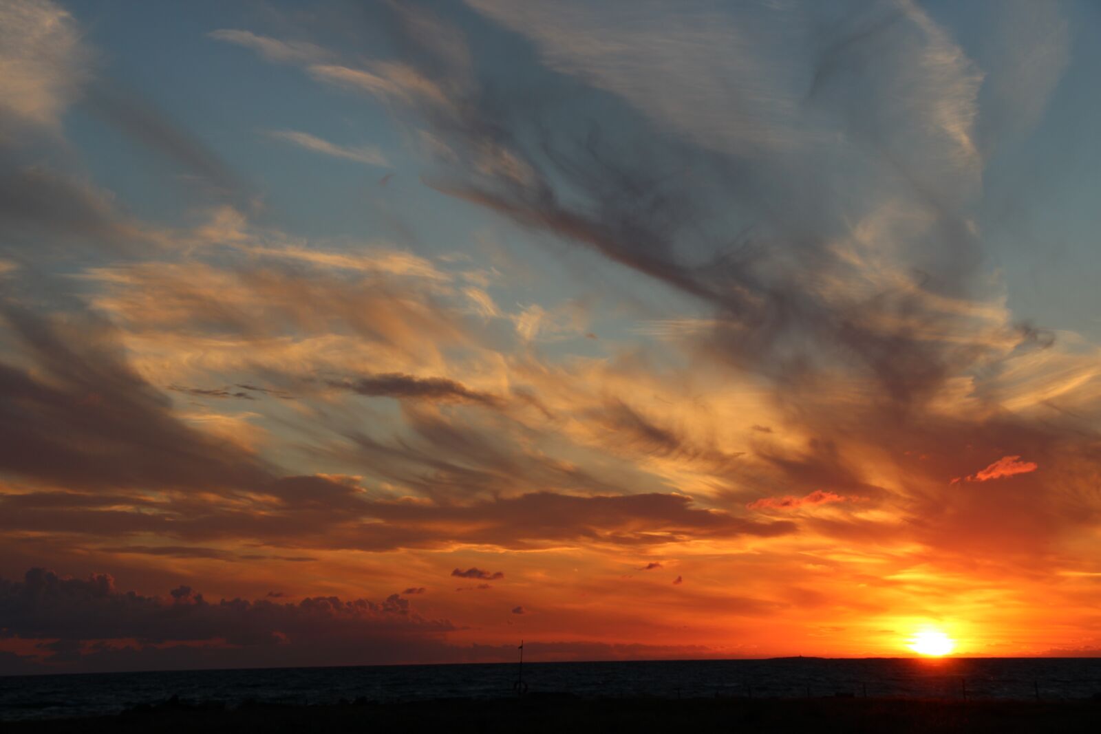 Canon EOS 2000D (EOS Rebel T7 / EOS Kiss X90 / EOS 1500D) sample photo. Sunset, sky, clouds photography